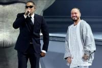 Will Smith (Kiri) dan J Balvin (Kanan) di Coachella pada 14 April 2024. (FOTO: ARTURO HOLMES/GETTY IMAGE)