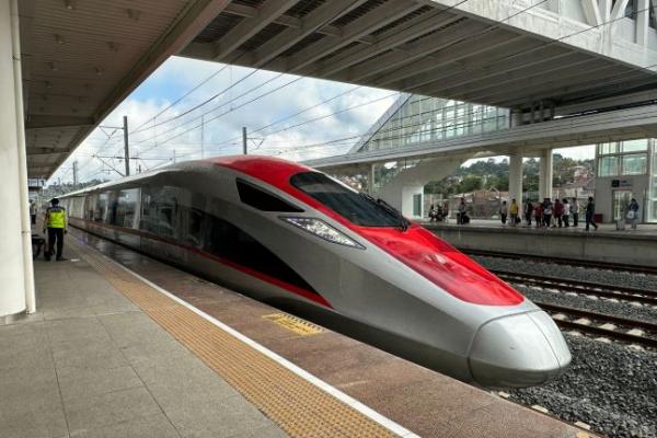 Luar Biasa, 350.000 Tiket Kereta Cepat Whoosh Terjual di Masa Libur Sekolah