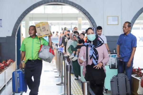 Calon penumpang kereta api di Stasiun Pasarsenen, Jakarta. Foto: kai/katakini 