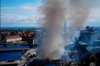 Bursa saham Denmark yang berusia 400 tahun terbakar. (FOTO: IDA MARIE ODGAARD/EPA-EFE/SHUTTERSTOCK)