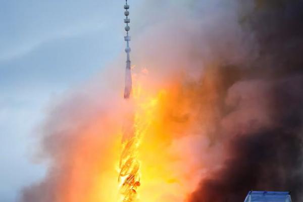 Pemandangan naga bengkok di puncak menara Bursa Efek Lama saat kebakaran di Boersen, di Kopenhagen, Denmark 16 April 2024. Foto via REUTERS 