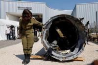 Militer Israel menunjukkan apa yang mereka katakan sebagai rudal balistik Iran yang mereka ambil dari Laut Mati, di Israel selatan 16 April 2024. REUTERS