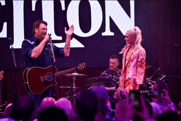 Resmikan Bar Ole Red Miliknya, Blake Shelton Duet Bareng Istrinya Gwen Stefani