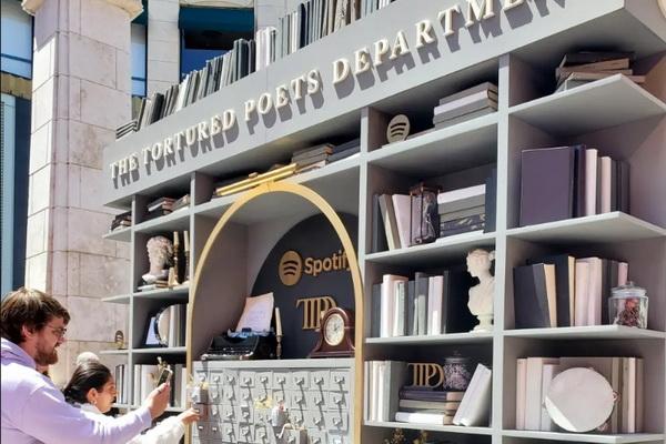 Jelang Rilis Tortured Poets Department, Taylor Swift Pajang Instalasi Perpustakaan Penuh Easter Egg