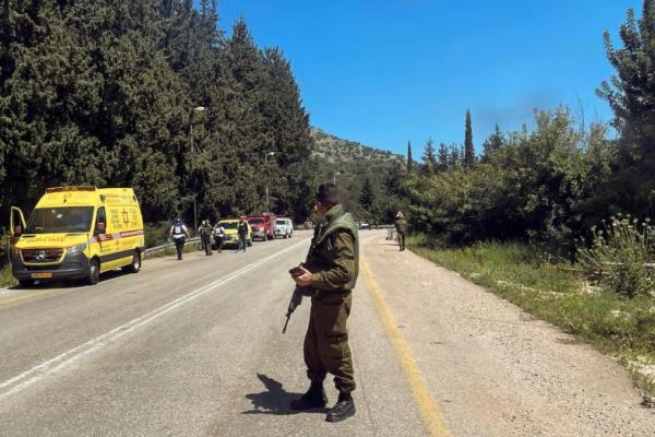 Seorang tentara Israel melihat ke tempat kejadian, dekat Arab al-Aramashe di Israel utara 17 April 2024. REUTERS 