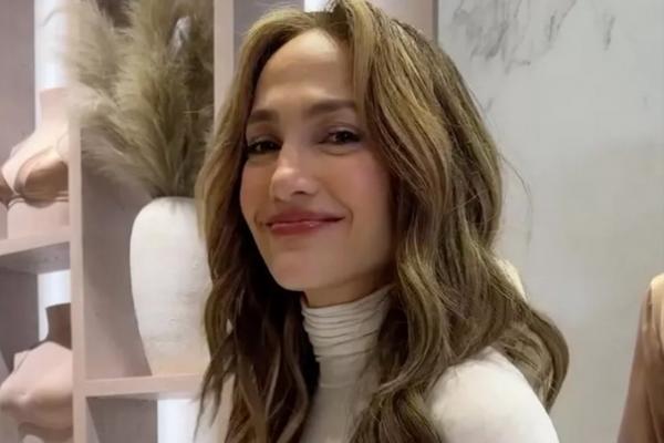 Jadi Ketua di Met Gala 2024, Jennifer Lopez Belum Putuskan Penampilan Epiknya. (FOTO: VOGUE) 