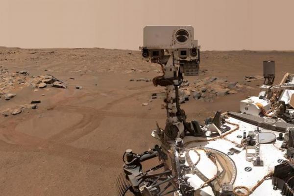 Penjelajah Mars Perseverance milik NASA saat mengambil alih batu berjuluk Rochette, 10 September 2021. Handout via REUTERS 