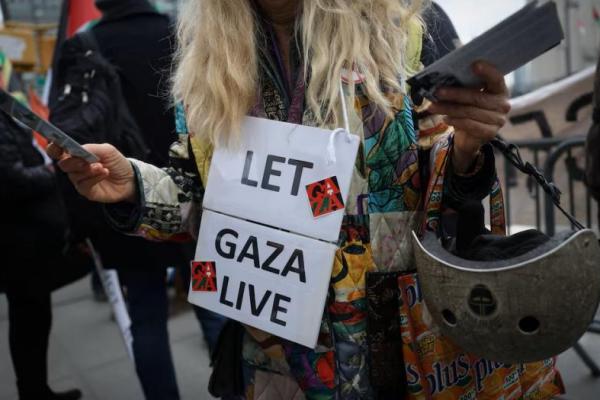 Para pengunjuk rasa berkumpul di luar markas besar PBB sebagai tanggapan atas keputusan AS hentikan dana bantuan Palestia UNRWA di New York City, AS, 31 Januari 2024. REUTERS 