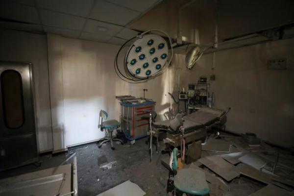 Puing-puing tergeletak di lantai di Al Basma IVF Centre, klinik kesuburan terbesar di Kota Gaza, 2 April 2024. REUTERS 