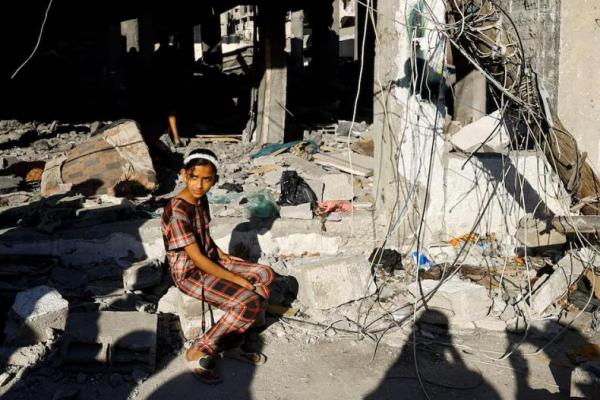 Seorang gadis Palestina bereaksi di lokasi serangan Israel terhadap sebuah rumah, di selatan Jalur Gaza, 17 April 2024. REUTERS 