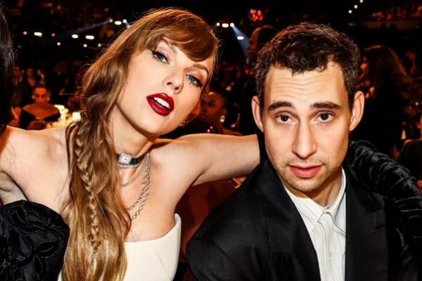 Taylor Swift dan Jack Antonoff menghadiri GRAMMY Awards ke-66 pada 4 Februari 2024 di Los Angeles. (FOTO: JOHNNY NUNEZ/GETTY) 