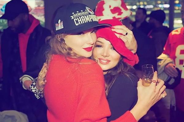 Taylor Swift dan Keleigh Teller. (FOTO: INSTAGRAM) 