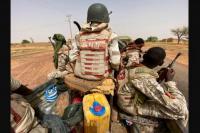 Konvoi tentara Niger berpatroli di luar kota Ouallam, Niger, 6 Juli 2021. (FOTO: REUTERS)