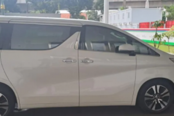 Mobil Toyota Vellfire yang disita dari rumah Harvey Moeis (foto:Humas Kejaksaan Agung/Antara) 