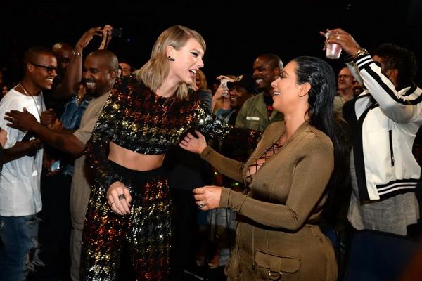 Gara-gara Lagu `thanK you aIMee` Taylor Swift, Kim Kardashian Kehilangan Lebih dari 100 Ribu Follower (FOTO: WIRE IMAGE) 