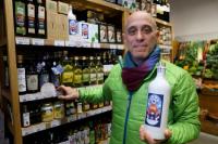 David Josephs, pemilik Panzers, memegang sebotol minyak zaitun artisan saat dia berpose untuk toko makanan di London, Inggris, 26 Maret 2024. REUTERS