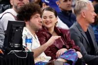 Selena Gomez dan Benny Blanco Kencan Nonton Basket Bareng Penyanyi Sting