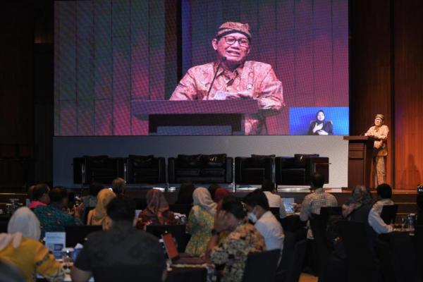 Menteri Desa Pembangunan Daerah Tertinggal dan Transmigrasi (Mendes PDTT) Abdul Halim Iskandar menjadi Keynote Speech dalam diskusi bertema Dimensi Sosial Perubahan Iklim di Indonesia di Soehanna Hall Gedung Energy Jakarta, pada Rabu (24/4/2024). (Foto: Humas Kemendes PDTT) 