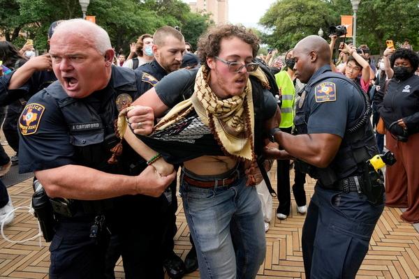 Polisi di AS menangkap puluhan pengunjuk rasa di Universitas Texas di Austin (UT Austin) dan Universitas Southern California (USC) ketika demonstrasi yang dipimpin mahasiswa menentang perang Israel di Gaza, Rabu (24/4/2024). (FOTO: REUTERS) 