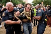 Polisi di AS menangkap puluhan pengunjuk rasa di Universitas Texas di Austin (UT Austin) dan Universitas Southern California (USC) ketika demonstrasi yang dipimpin mahasiswa menentang perang Israel di Gaza, Rabu (24/4/2024). (FOTO: REUTERS)