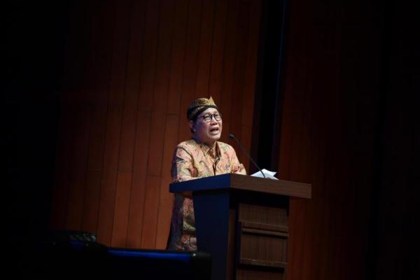 Menteri Desa Pembangunan Daerah Tertinggal dan Transmigrasi (Mendes PDTT) Abdul Halim Iskandar memberikan Keynote Speech dalam diskusi bertema Dimensi Sosial Perubahan Iklim di Indonesia di Soehanna Hall Gedung Energy, Jakarta pada Rabu (24/4/2024). (Foto: Kemendes PDTT) 