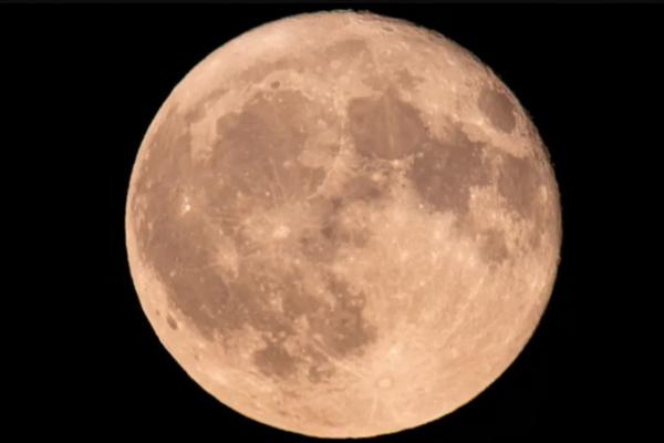 Bulan strawberry berwarna merah muda menerangi langit malam di area dekat kota Eindhoven di Belanda pada Juni 2023. (FOTO: GETTY IMAGE) 