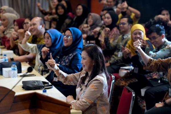 Kementerian Desa, Pembangunan Daerah Tertinggal dan Transmigrasi (Kemendes PDTT) menggelar workshop Bahasa Isyarat Bagi Pelaksana Pelayanan Publik di kantor Kemendes PDTT, Jakarta, Kamis (25/4/2024). (Foto: Kemendes PDTT) 