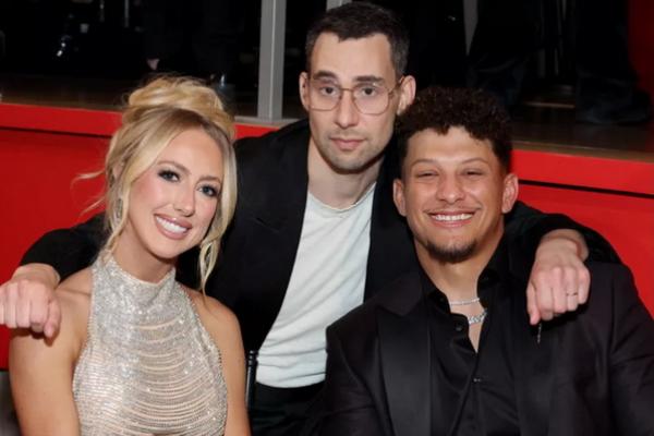 Brittany Mahomes dan suaminya Patrick Mahomes, juga produser musik Jack Antonoff. (FOTO: GETTY IMAGE) 