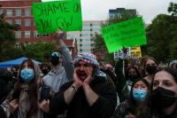 Para pengunjuk rasa berkemah di University Yard Universitas George Washington. (FOTO: REUTERS)