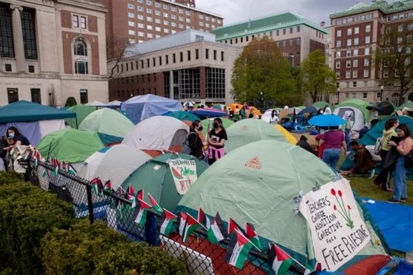Demonstrasi mahasiswa berkumpul di tenda kemah di kampus Universitas Columbia di New York City pada 24 April 2024. (FOTO: AP PHOTO) 