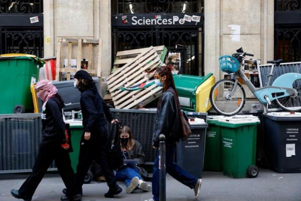 Seorang pemuda bertopeng mengambil bagian dalam pendudukan gedung Universitas Sciences Po di Paris, Prancis, Prancis, 26 April 2024. REUTERS 