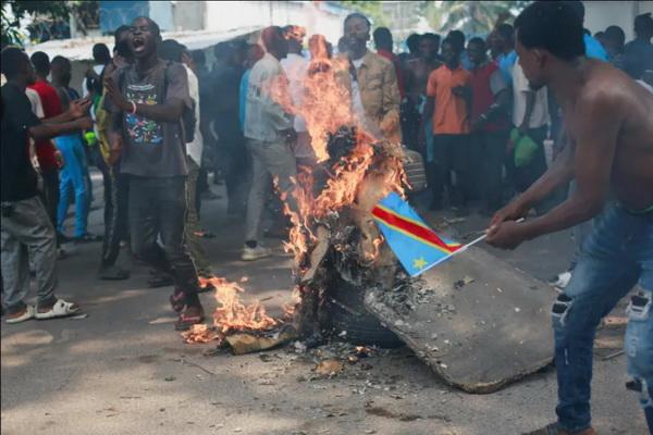 Orang-orang melakukan protes terhadap mitra Barat di luar markas misi MONUSCO di Kinshasa, Republik Demokratik Kongo. (FOTO: REUTERS) 