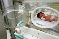 Bayi perempuan Palestina Sabreen Jouda dilahirkan prematur setelah ibunya terbunuh dalam serangan Israel di Gaza. (FOTO: REUTERS)
