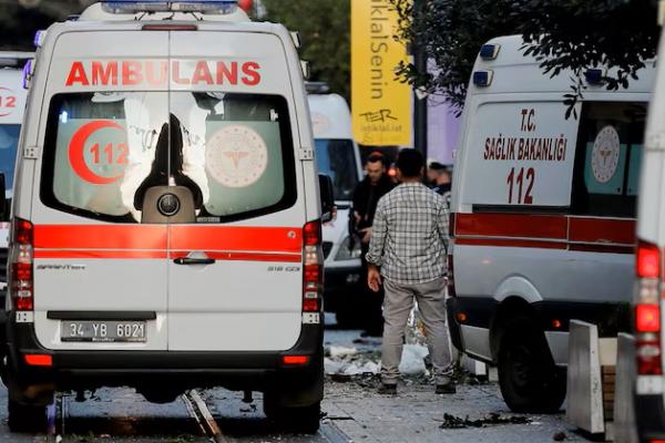 Pemandangan ambulans dan polisi di lokasi kejadian setelah ledakan di jalan pejalan kaki Istiklal yang sibuk di Istanbul, Turki, 13 November 2022. REUTERS 