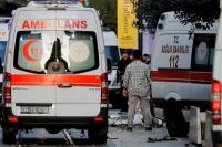 Pemandangan ambulans dan polisi di lokasi kejadian setelah ledakan di jalan pejalan kaki Istiklal yang sibuk di Istanbul, Turki, 13 November 2022. REUTERS