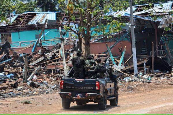 Tentara dari Tentara Pembebasan Nasional Karen berpatroli dengan kendaraan, di Myawaddy, kota perbatasan Thailand-Myanmar, di Myanmar, 15 April 2024. REUTERS 