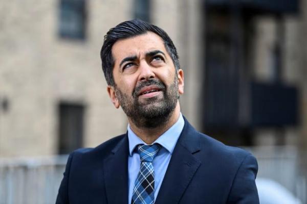 Menteri Pertama Skotlandia Humza Yousaf mengunjungi pembangunan perumahan Hillcrest Homes di Dundee, Skotlandia, Inggris, 26 April 2024. REUTERS 