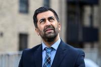 Menteri Pertama Skotlandia Humza Yousaf mengunjungi pembangunan perumahan Hillcrest Homes di Dundee, Skotlandia, Inggris, 26 April 2024. REUTERS