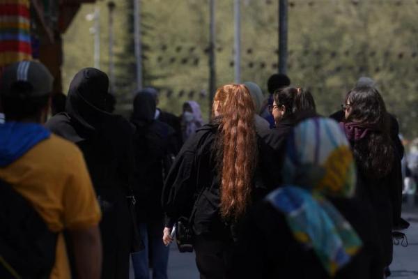 Wanita Iran berjalan di jalan di tengah penerapan pengawasan jilbab baru di Teheran, Iran, 15 April 2023. WANA via REUTERS 