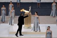 Aktris Yunani Mary Mina, memberikan obor saat Upacara Penyerahan Api Olimpiade di Stadion Panathenaic, Athena, Yunani, 26 April 2024. REUTERS
