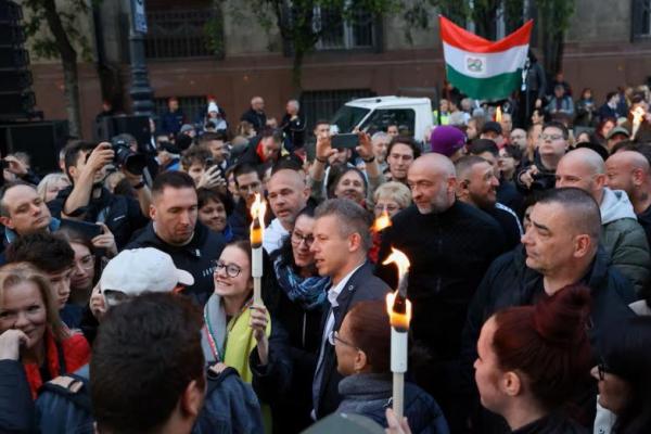 Peter Magyar, mantan orang dalam pemerintah, berinteraksi dengan para pendukungnya saat berunjuk rasa di Budapest, Hongaria, 26 April 2024. REUTERS 