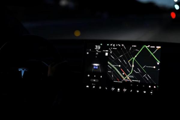 Pilot otomatis ditampilkan pada kendaraan listrik Tesla Model 3 2018 dalam ilustrasi foto yang diambil di Pantai Solana, California, AS, 1 Juni 2018. REUTERS 