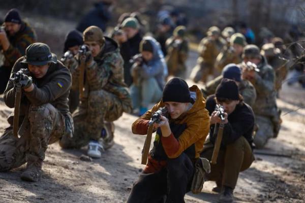 Calon calon anggota yang bercita-cita untuk bergabung dengan Brigade Serangan Terpisah ke-3 Angkatan Bersenjata Ukraina di Kyiv, Ukraina 27 Maret 2024. REUTERS 