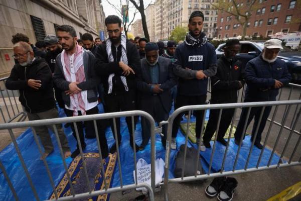 Sekelompok Muslim saat salat di luar kampus Universitas Columbia saat protes mahasiswa yang mendukung warga Palestina, di New York City, AS, 26 April 2024. REUTERS 