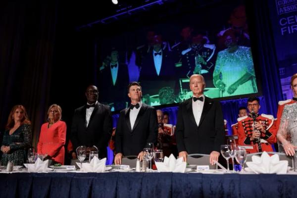 Presiden Joe Biden, Ibu Negara AS Jill Biden, pembawa acara menghadiri Makan Malam Asosiasi Koresponden Gedung Putih di Washington, AS, 27 April 2024. REUTERS 