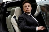 CEO Tesla Elon Musk masuk ke dalam mobil Tesla saat ia meninggalkan sebuah hotel di Beijing, Tiongkok 31 Mei 2023. REUTERS