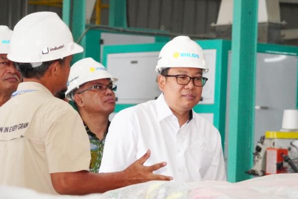 Kepala Badan Pangan Nasional atau National Food Agency (NFA) Arief Prasetyo Adi meninjau Modern Rice Milling Plant (MRMP) Bulog di Karawang, Jawa Barat, Minggu (28/4/2024). (Foto:NFA) 