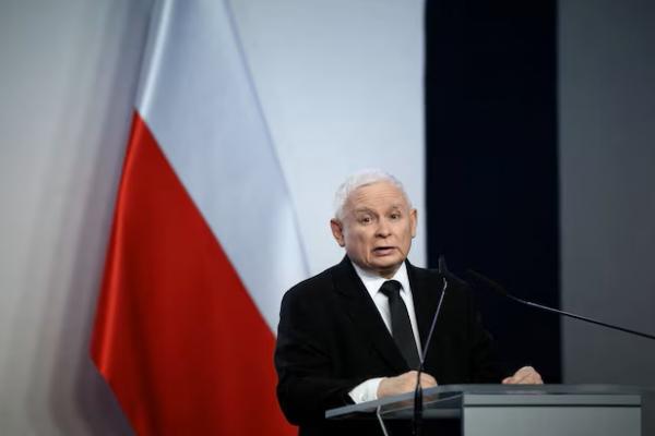 Pemimpin partai Hukum dan Keadilan Polandia Jaroslaw Kaczynski berbicara saat konferensi pers di markas besar partainya di Warsawa, Polandia, 3 Januari 2024. REUTERS 