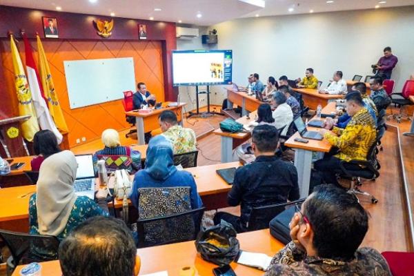 Ketua MPR Bambang Soesatyo mengajar mata kuliah Pembaharuan Hukum Nasional dengan Nilai Demokrasi, Program Doktor Ilmu Hukum Pascasarjana Universitas Borobudur, di Jakarta, Sabtu (27/4/24). (Foto: Humas MPR) 
