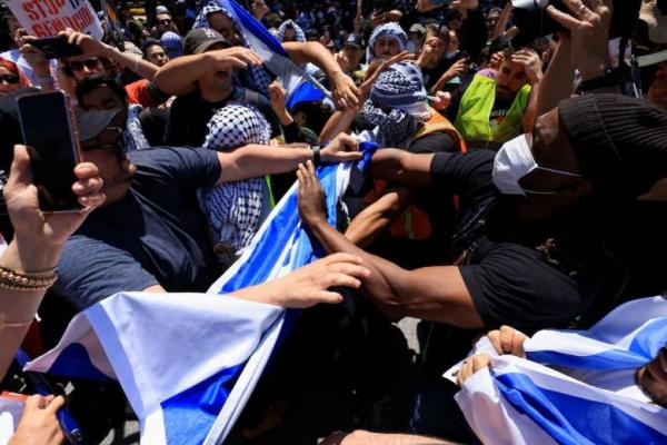 Pengunjuk rasa pro-Palestina dan pengunjuk rasa tandingan pro-Israel bentrok selama demonstrasi di Universitas California Los Angeles, di Los Angeles, California, AS 28 April 2024. REUTERS 